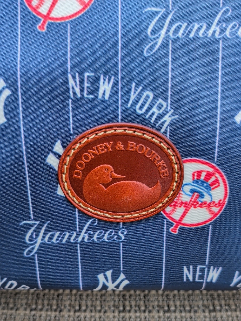 Dooney & Bourke x MLB New York Yankees Zip Top Tote NWOT ⚾⚾⚾ - Picture 2 of 8